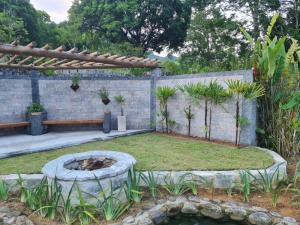 un jardín con una hoguera y una valla en Pousada Maritacas do Sana, en Sana