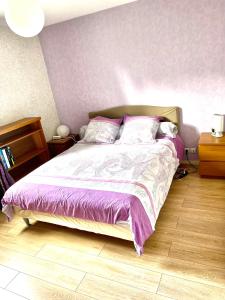 - une chambre avec un lit et une couette violette dans l'établissement 80m2-Maison des quais - parking - jardinet, à Rouen