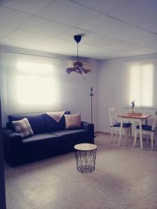 - un salon avec un canapé et une table dans l'établissement casa roja marbella, à Marbella