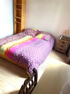 a bedroom with a bed with a colorful comforter at 80m2-Maison des quais - parking - jardinet in Rouen