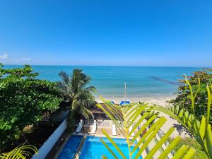 una vista di una piscina e della spiaggia di Camino Palmero Coveñas a Coveñas