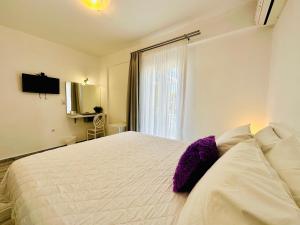 A television and/or entertainment centre at Paradiso Boutique