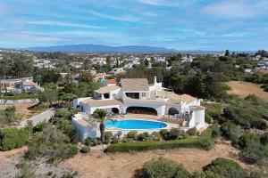 an aerial view of a house with a swimming pool at Villa Canto dos Buzios in Carvoeiro