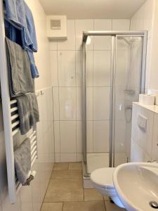 ein Bad mit einer Dusche, einem WC und einem Waschbecken in der Unterkunft Haus Wilhelmi Wilhelmi Whg 4 in Wangerooge