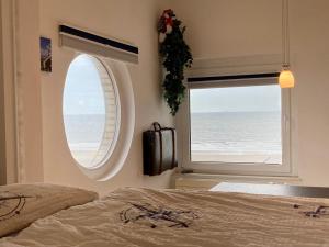 - une chambre avec une fenêtre donnant sur l'océan dans l'établissement Ausguck, à Wangerooge