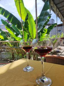 Friendly Guest House في كوتايسي: كأسين من النبيذ يجلسون على طاولة
