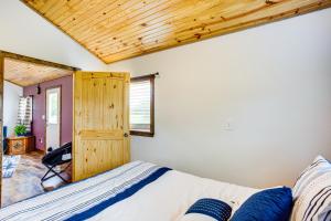 1 dormitorio con cama y techo de madera en Northeast Texas Vacation Rental about 6 Mi to Commerce, en Commerce