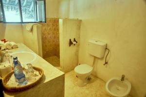 A bathroom at Mvuvi Lodge