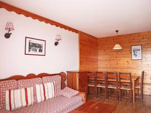 a living room with a couch and a table and chairs at Appartement Les Orres, 3 pièces, 8 personnes - FR-1-322-325 in Les Orres