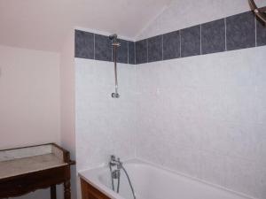 a bathroom with a bath tub and a sink at Appartement Les Orres, 3 pièces, 8 personnes - FR-1-322-325 in Les Orres