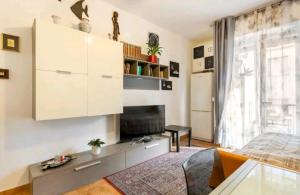 uma sala de estar com uma cama e uma lareira em Camera privata nell'appartamento in zona residenziale con 2 piscine em Rapallo