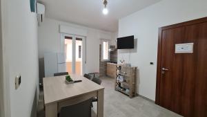een kleine kamer met een tafel en een houten deur bij Appartamenti Mirante in Campomarino