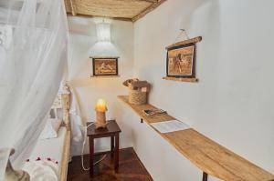 Mvuvi Lodge في واتامو: غرفة صغيرة بها سرير ورف خشبي