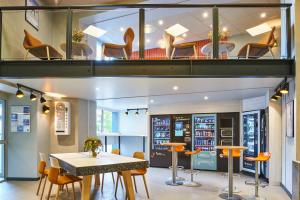 a room with a table and chairs in a store at ibis budget Paris Porte d'Aubervilliers in Aubervilliers