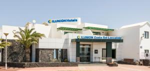 einen Blick auf die Lobby des luxuriösen Partnerschaftsgebäudes für Küstensalz in der Unterkunft ILUNION Costa Sal Lanzarote in Puerto del Carmen