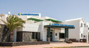 a view of the front of a hospital building at ILUNION Costa Sal Lanzarote in Puerto del Carmen