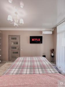 1 dormitorio con 1 cama con letrero ametix en la pared en RentHouse Apartments Premium Living en Chisináu