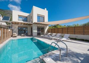 une villa avec piscine et une maison dans l'établissement Acqua Di Mare - Villa Bella, à Nydri