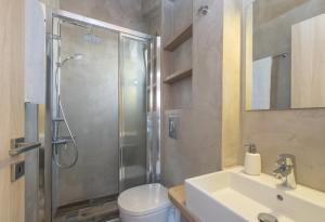 une salle de bain avec douche, lavabo et toilettes dans l'établissement Acqua Di Mare - Villa Bella, à Nydri 10 autres photos