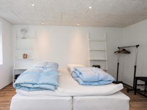2 almohadas sentadas encima de una cama en una habitación en Two-Bedroom Holiday home in Løkken 6, en Løkken
