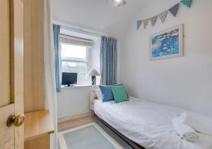 una piccola camera con letto e finestra di 9 Teetotal Street a St Ives