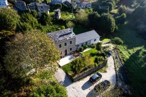 una vista aerea di una casa con un'auto parcheggiata di fronte di Xilloi Beach Resort a O Vicedo