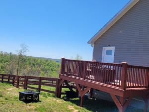 Balkón nebo terasa v ubytování GREAT Little Guest Suite with Private Entry & Deck! Pet Friendly & 30 Mins to Nashville!