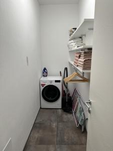 een kleine wasruimte met een wasmachine bij Studio Apartment Old Town Riva in Riva del Garda