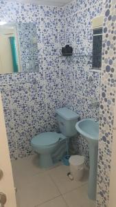 a bathroom with a blue toilet and a sink at Appartement à Louer à Boca Chica in Boca Chica