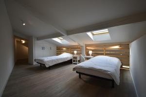 une salle d'hôpital avec deux lits et une table dans l'établissement Maisonnette - Hossegor agréable maisonnette entre lac et océan, à Soorts-Hossegor