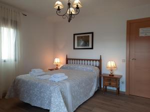 ein Schlafzimmer mit einem Bett mit zwei Handtüchern darauf in der Unterkunft Apartamentos Miguel Angel in Beteta