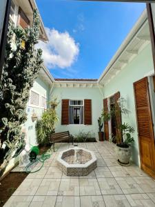 un patio con una fuente en el medio de una casa en Casa Verde Petrópolis, en Petrópolis