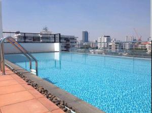 a large swimming pool on top of a building at 1BR Thonglor , Fast WiFi , Near Samitivej , Nightlife in Khlong Toei