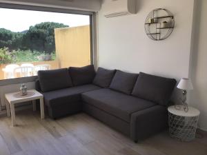Posezení v ubytování Appartement pieds dans l’eau Vue Mer Bormes Les Mimosas