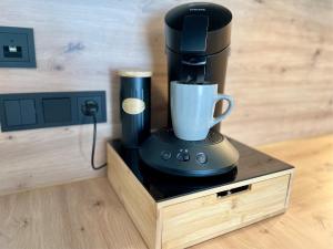 Eine Kaffeemaschine, die auf einer Holzkiste steht. in der Unterkunft MK Appartements in Bad Abbach