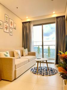 uma sala de estar com um sofá e uma mesa em Sala Hotel - The Sóng Vũng Tàu em Vung Tau