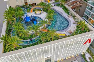 uma vista superior de uma piscina num resort em Sala Hotel - The Sóng Vũng Tàu em Vung Tau