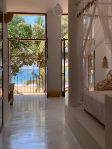 1 dormitorio con cama y vistas al océano en Pala Beach Villa, en Hikkaduwa