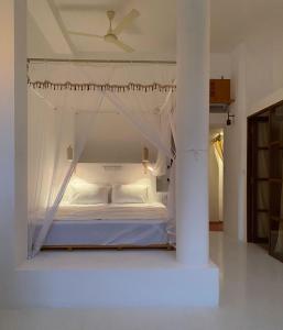 Un pat sau paturi într-o cameră la Pala Beach Villa