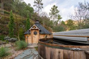 ein kleines Holzhaus neben einem Holzzaun in der Unterkunft Eco Chalet , Grande Terrasse in Sospel