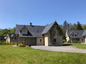 a large house with a gravel driveway at 4 bedroom holiday home with wheelchair accessible bathroom 2km from Kenmare in Kenmare