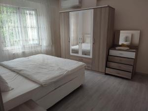 Een bed of bedden in een kamer bij شقة مفروشة ايجار يومي - Trabzon- Yomra -Prenspark sitesi