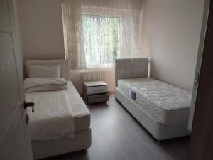 Een bed of bedden in een kamer bij شقة مفروشة ايجار يومي - Trabzon- Yomra -Prenspark sitesi