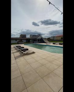 una piscina con sedie a sdraio accanto a una casa di Lux Camping Costinesti a Costinesti