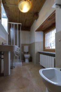 a bathroom with a sink and a toilet at La WalserHus in Formazza
