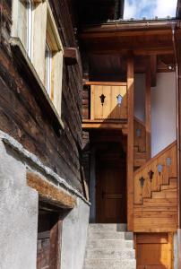 un edificio con escaleras que conducen a una puerta en La WalserHus, en Formazza