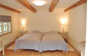 グレンナにあるBeautiful Home In Grnna With 4 Bedrooms And Wifiのベッドルーム(ベッドの両側にランプ2つ付)