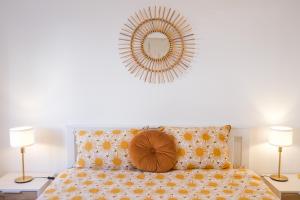 een slaapkamer met een bed en een spiegel aan de muur bij Cozy & Bright Lisbon-O campo na cidade in Lissabon