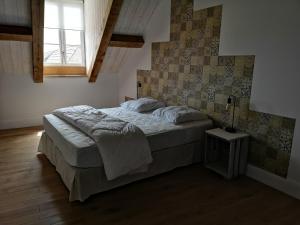 een slaapkamer met een groot bed en een raam bij Au Terminus 15 Personnes in Hautvillers