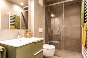 a bathroom with a shower and a toilet and a sink at Mali Apartments Lounge in Tirolo +18 photos